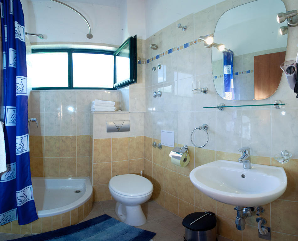 Yacht Beach Apartments Kastela Room photo