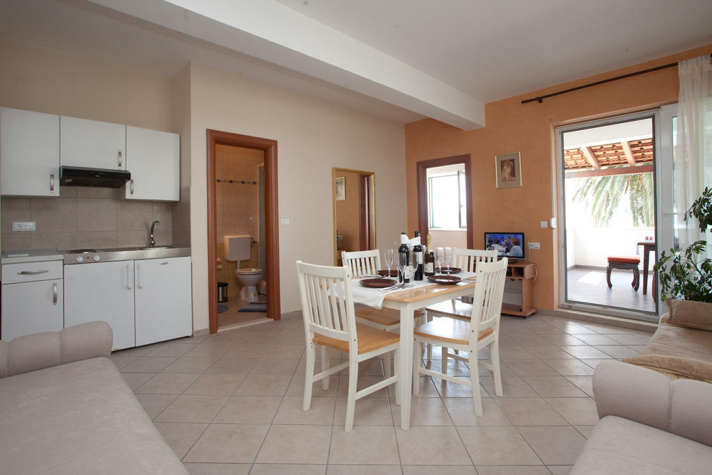 Yacht Beach Apartments Kastela Room photo
