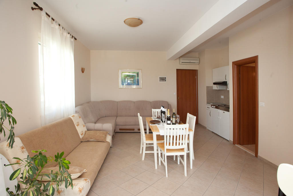 Yacht Beach Apartments Kastela Room photo
