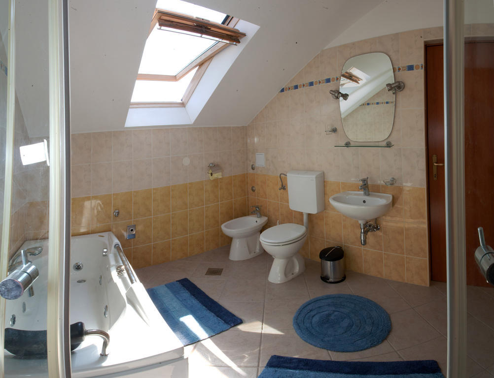 Yacht Beach Apartments Kastela Exterior photo