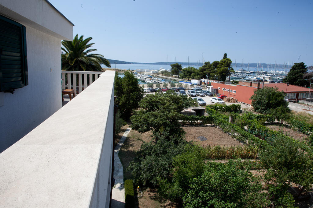 Yacht Beach Apartments Kastela Room photo